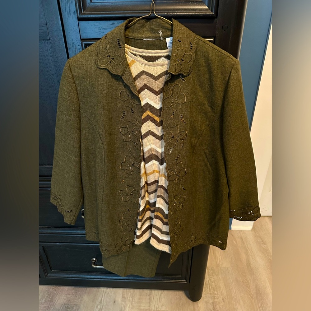 Sag Harbor 3-piece pantsuit, size 10-12